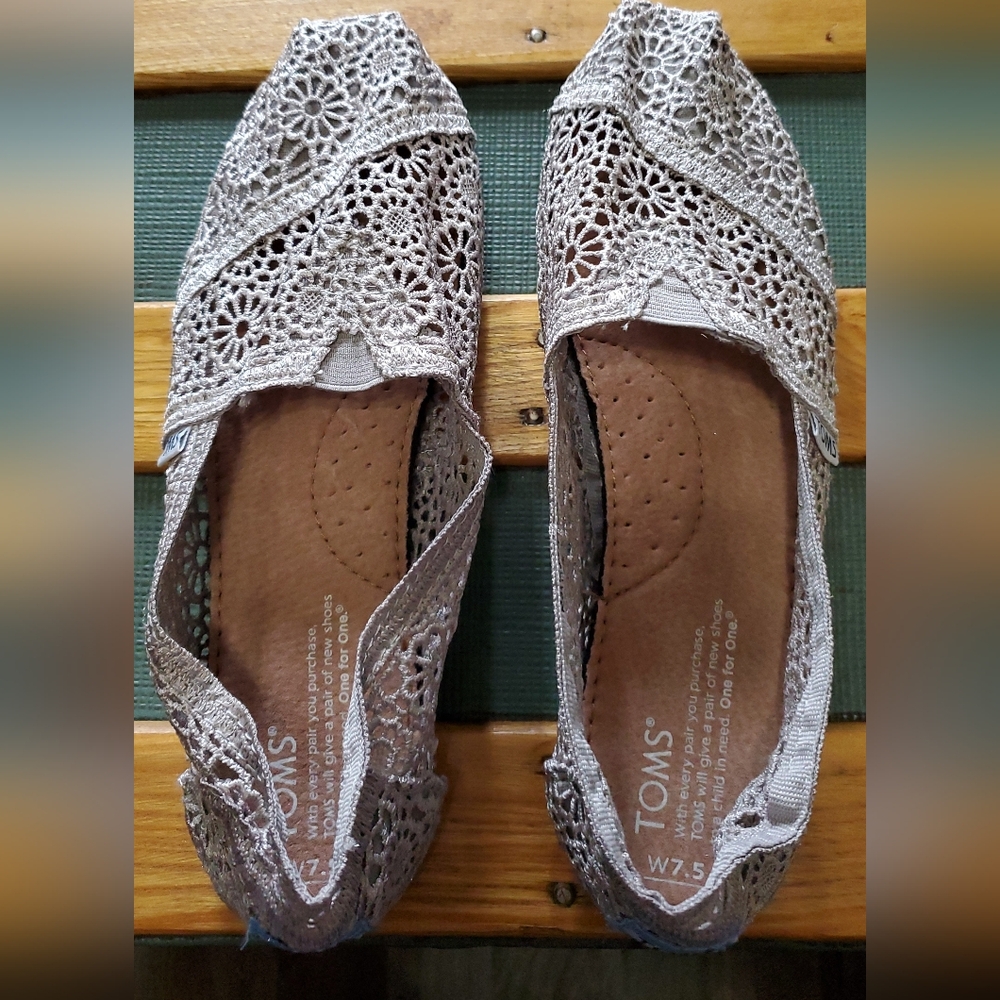 NWOT Tom's Silver Lace Slip-ons, Size 7.5